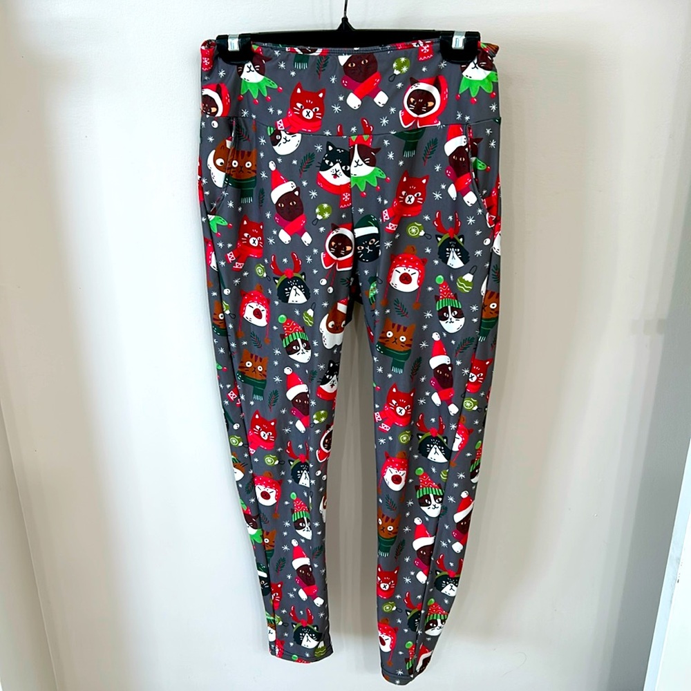 Beautifully Unique Christmas cat leggings w/pockets, size “Curvy”